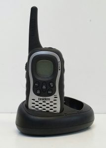 1x Uniden PMR885-2CKHS Two Way Radio Walkie Talkie With a Uniden Charger Pod