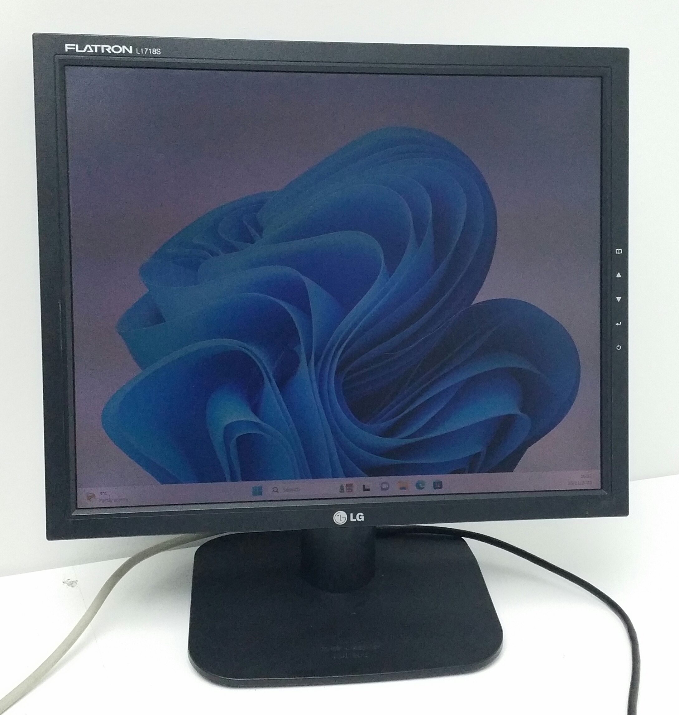 20230917_190756-1 LG Flatron L1718S-BN L1758S 17.5" VGA Monitor - Image 1