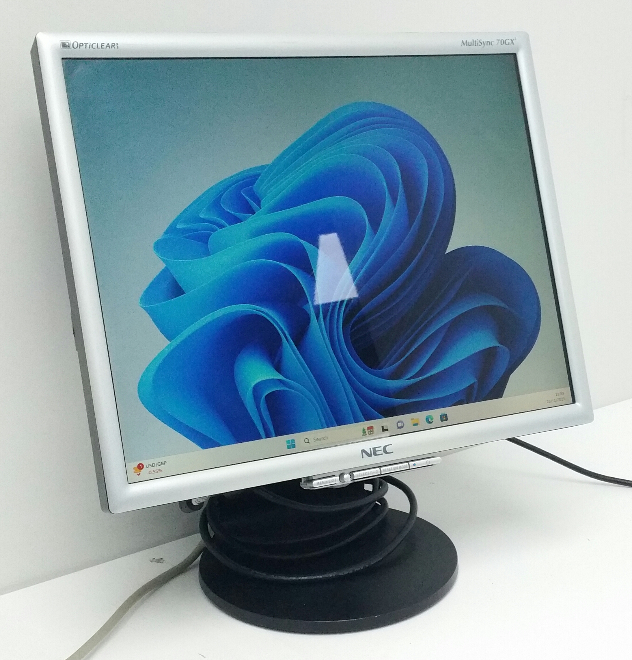20230917_194401-1 Nec Opticlear Multisync 70GX2 17" DVI VGA LCD Monitor - Image 1