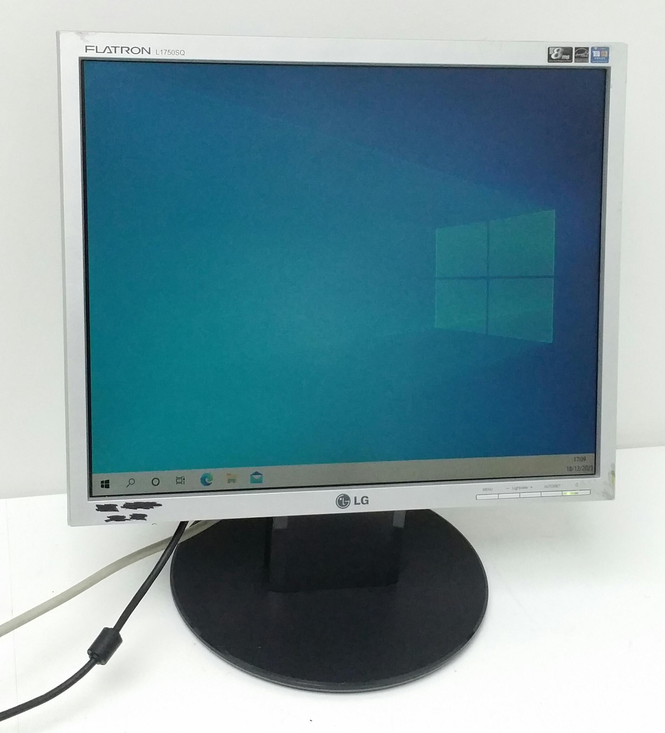 20180504_195815-1 LG Flatron L1750SQ-SN L17NS-7 17" VGA Monitor - Image 1