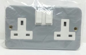 Wireplast WMC213SS Metal Clad 2 Gang 13A Switched Socket - Image 2