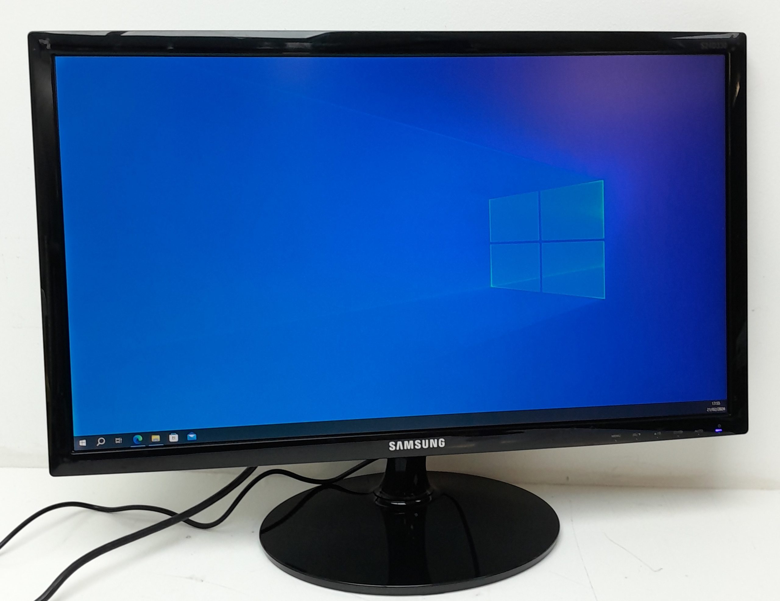 20240221_175555 Samsung S24D330 S24D330H 24" HDMI VGA Color Display Monitor - Image 1