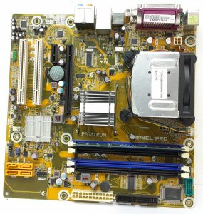 Pegatron IPMEL-PRC - Pentium Dual Core E5300 @ 2.60 - 2GB RAM - Motherboard with I/O Shield - Image 2