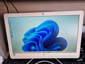 HP 24-E034NA All in One i3-7100U 7th Gen 2.40GHz 8GB RAM 1TB HDD fresh reload